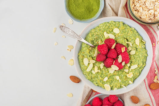 Porridge au matcha pour le petit-déjeuner