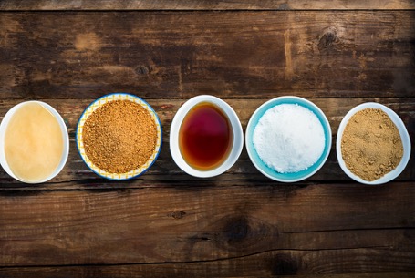 Alternative, natürliche Süßungsmittel Honig oder Agavendicksaft enthalten im Vergleich zu Zucker einige gesunde Mikronährstoffe