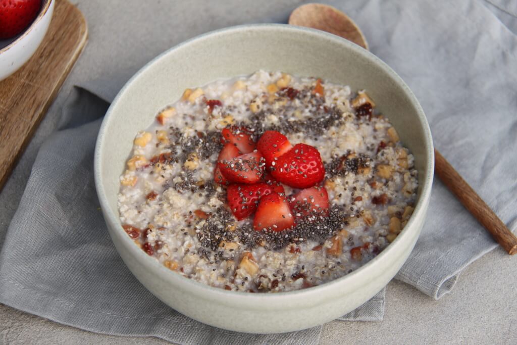 Porridge de chia aux fraises et aux épices