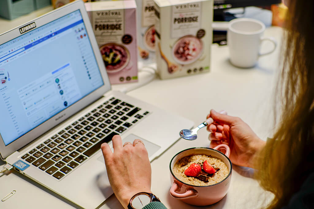 Gesundes Porridge im Büro