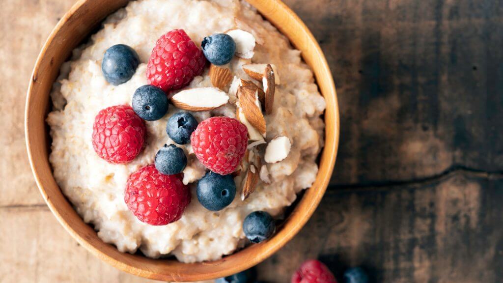 Porridge aux baies et cannelle ou cacao