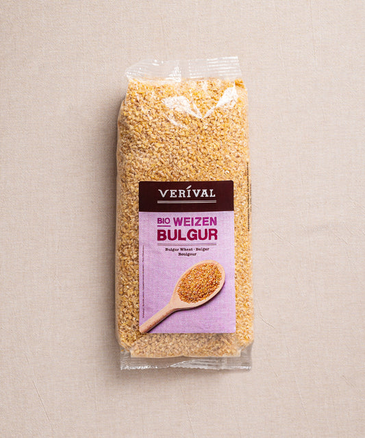 Eine Packung Bio-Weizenbulgur der Verival Bio GmbH, bekannt für seine ballaststoffreichen Eigenschaften.