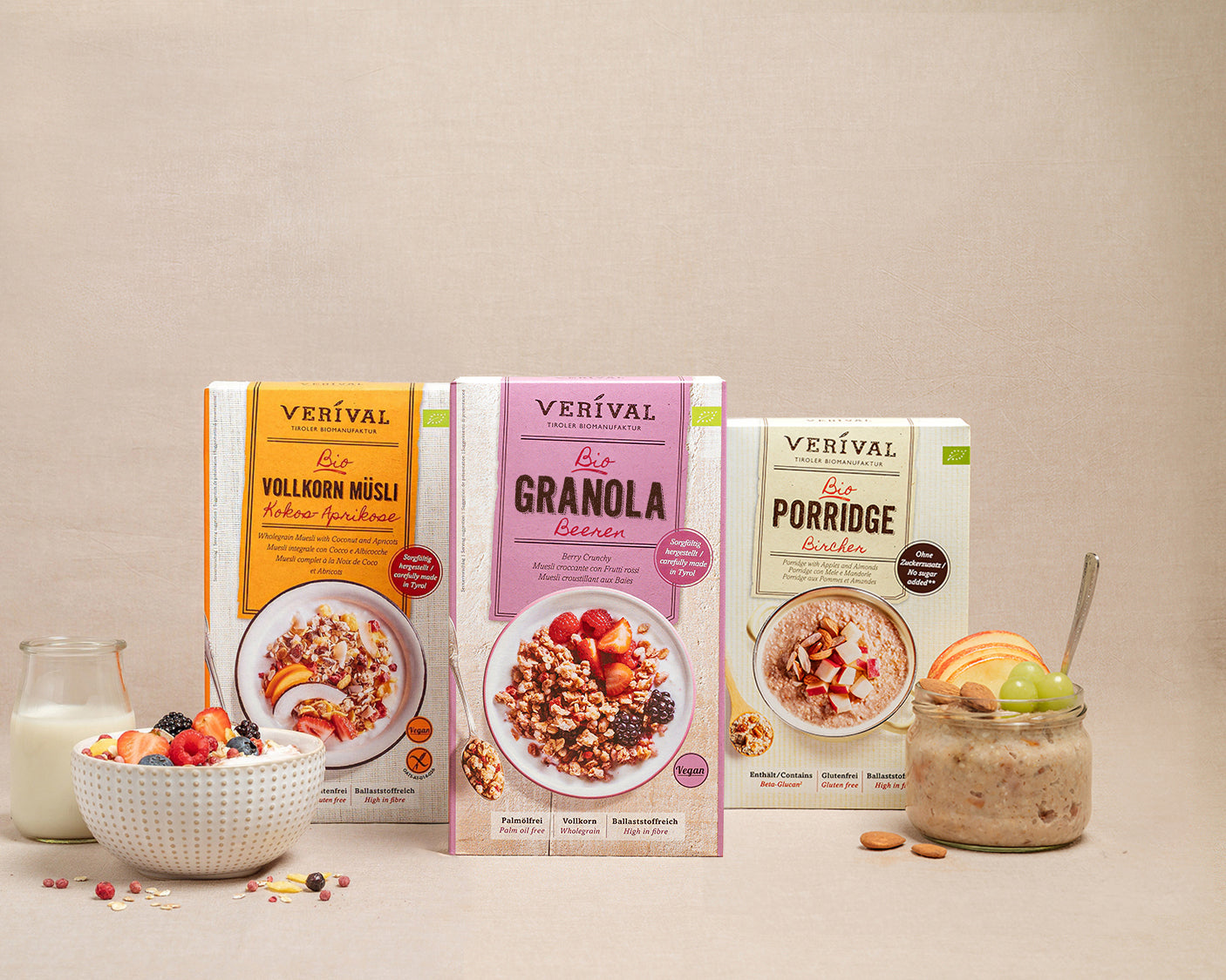 Packungen der Verival-Produkte Kokos-Aprikose Vollkorn Müsli, Beeren Granola und Bircher Porridge.